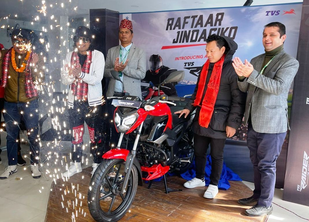 पोखराको बतास ब्रदर्समा नयाँ मोटरसाइकल 'टीभीएस रेडर' सार्वजनिक